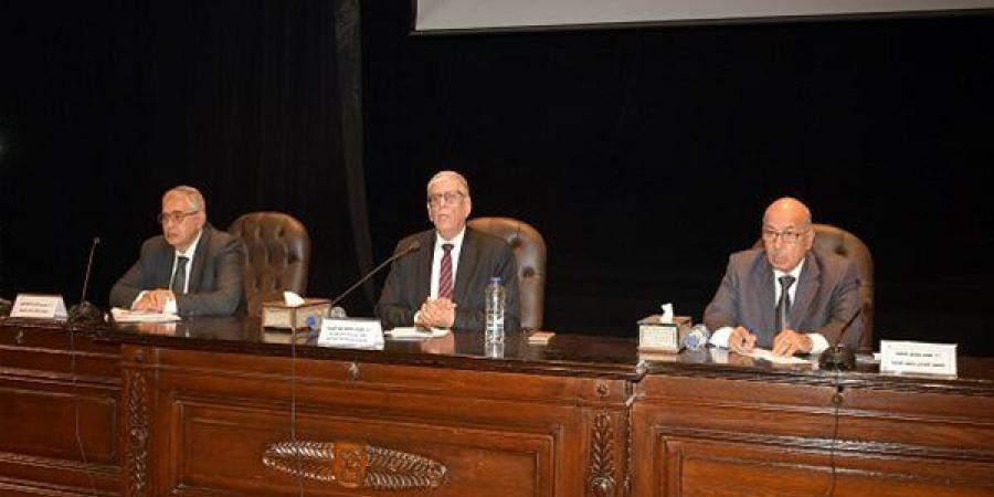 جامعة القاهرة تناقش مخاطر إدمان الإنترنت وتأثيراته على المجتمع