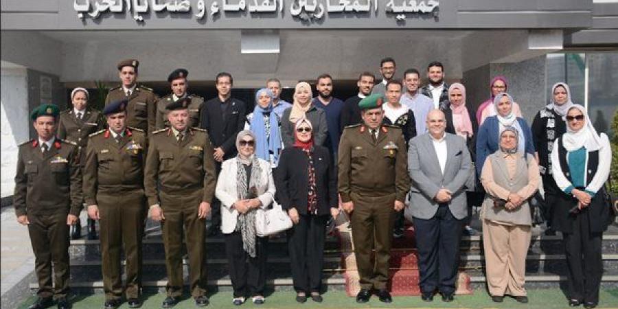 وفد من جامعة القاهرة في زيارة ميدانية لجمعية المحاربين القدماء